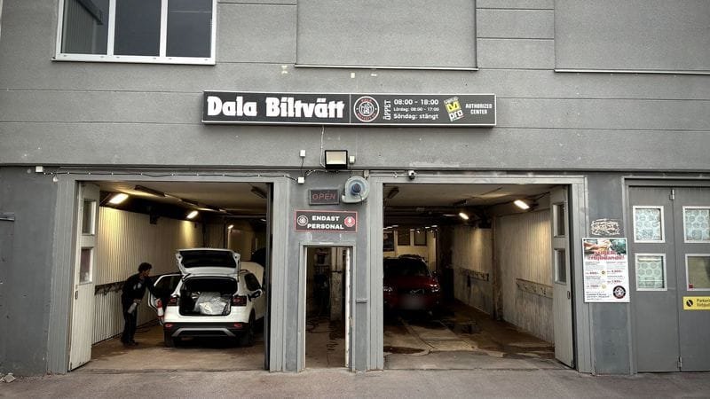 Dala Biltvätts lokal med de två portarna in till tvätthallen öppna och bilar inne.