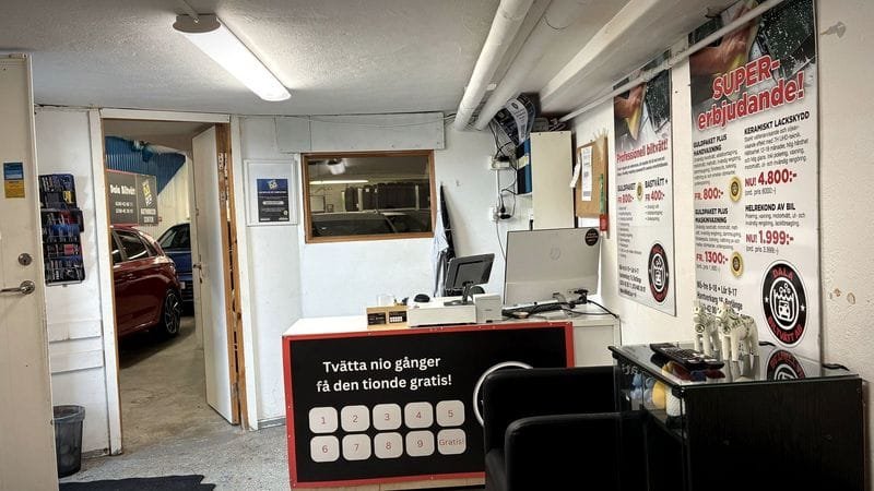 Receptionen hos Dala Biltvätt, med disken och skylten Tvätta nio gånger, få den tionde gratis.