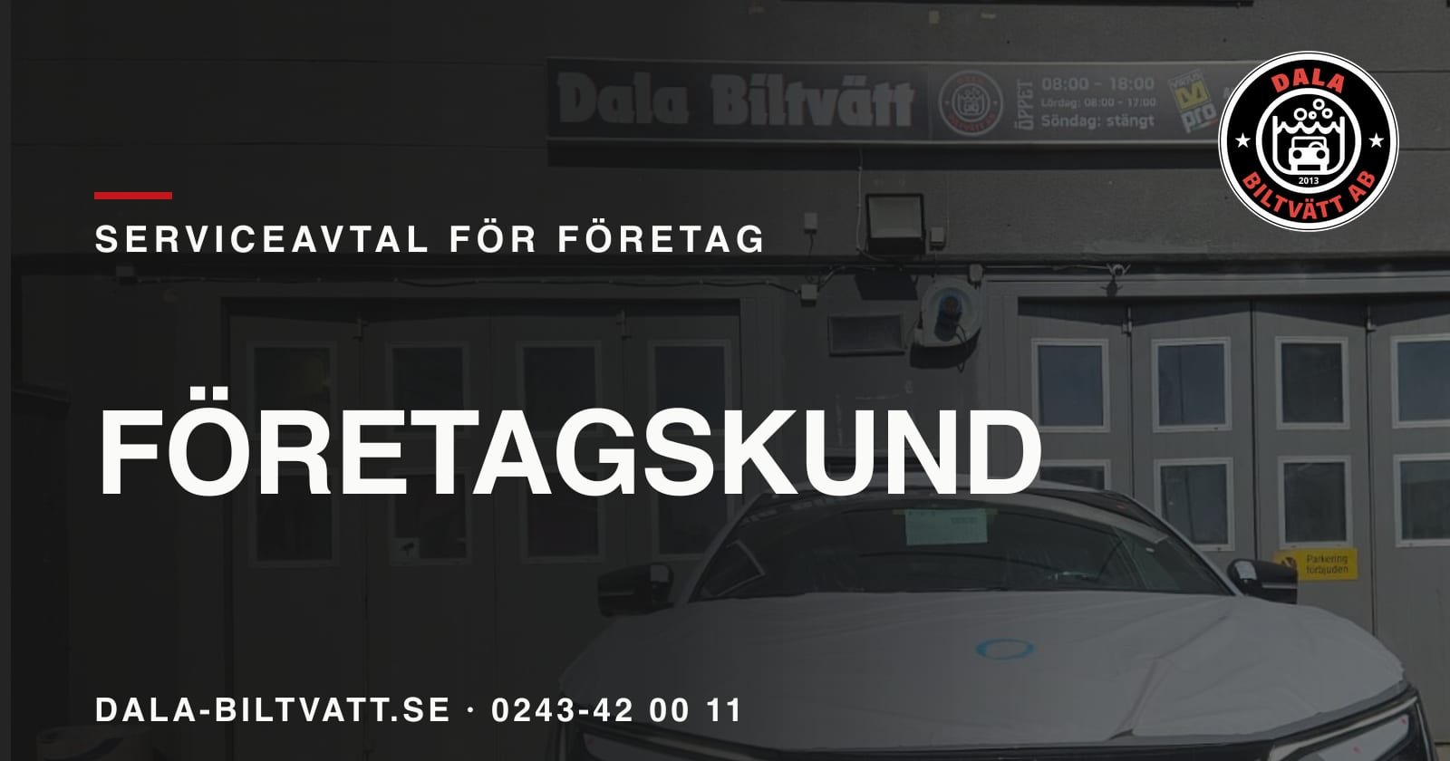 Dala Biltvätts lokal i Borlänge med skylten över infarten och en vit bil framför porten, med logotypen och texten Företagskund och serviceavtal för företag.