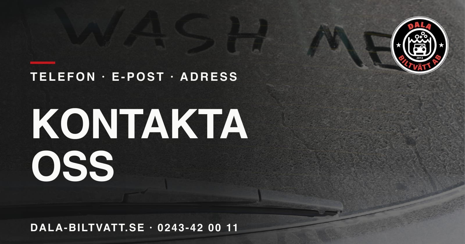En smutsig bakruta där någon skrivit Wash me, med Dala Biltvätts logotyp och texten Kontakta oss.